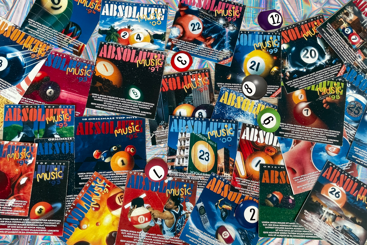 Absolute Music cd'er spred ud over et bord til en sjov og festlig musikquiz